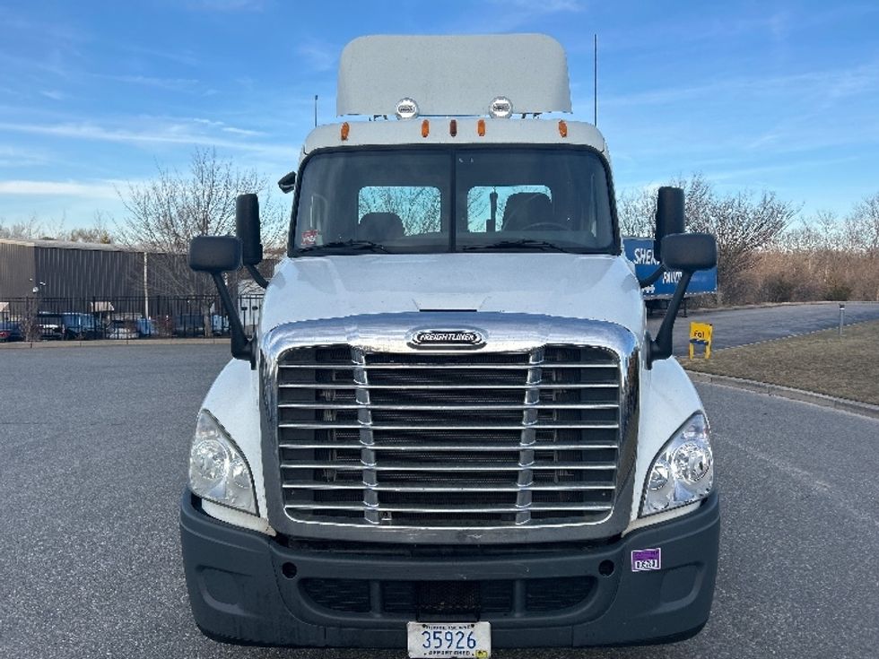 Day Cab Tractor-Heavy Duty Tractors-Freightliner-2007-Columbia CL12064ST-Fitchburg-MA-647,067\n\t\tmiles-$ 10,000 - Image 2
