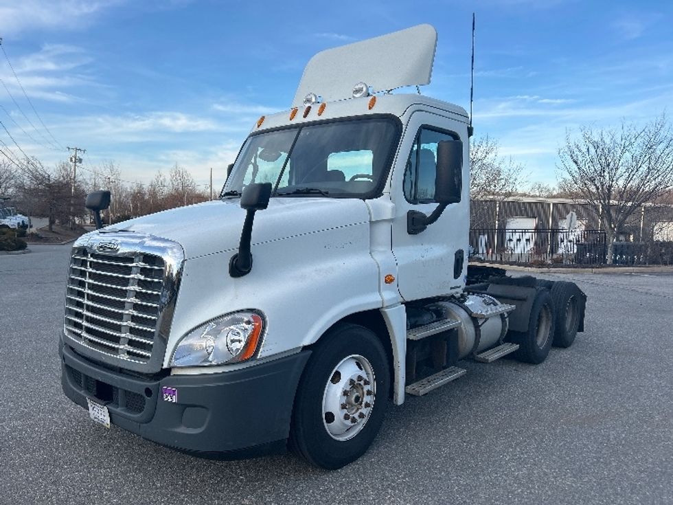 Day Cab Tractor-Heavy Duty Tractors-Freightliner-2007-Columbia CL12064ST-Fitchburg-MA-647,067\n\t\tmiles-$ 10,000 - Image 3