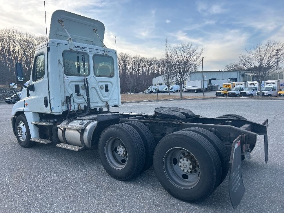 Day Cab Tractor-Heavy Duty Tractors-Freightliner-2007-Columbia CL12064ST-Fitchburg-MA-647,067\n\t\tmiles-$ 10,000 - Image 5