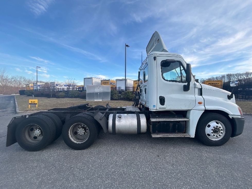 Day Cab Tractor-Heavy Duty Tractors-Freightliner-2007-Columbia CL12064ST-Fitchburg-MA-647,067\n\t\tmiles-$ 10,000 - Image 8