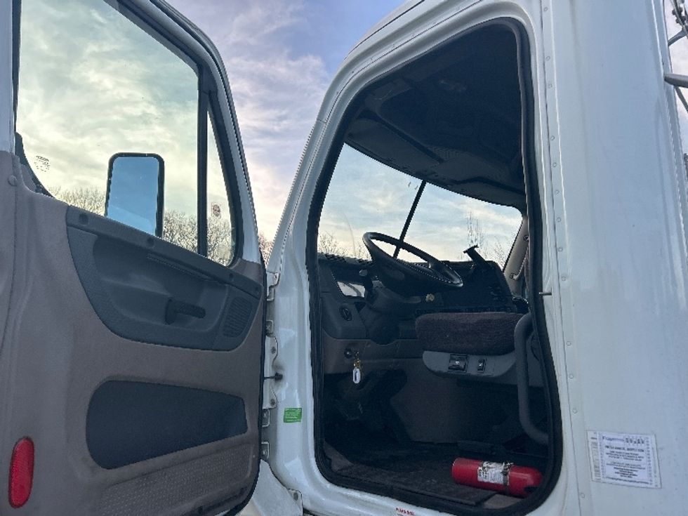 Day Cab Tractor-Heavy Duty Tractors-Freightliner-2007-Columbia CL12064ST-Fitchburg-MA-647,067\n\t\tmiles-$ 10,000 - Image 9