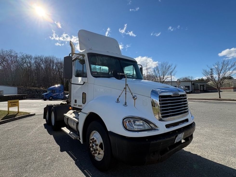 Day Cab Tractor-Heavy Duty Tractors-Freightliner-2007-Columbia CL12064ST-Fitchburg-MA-647,067\n\t\tmiles-$ 7,500 - Image 1