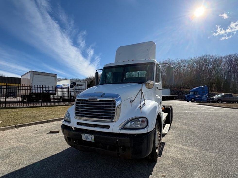Day Cab Tractor-Heavy Duty Tractors-Freightliner-2007-Columbia CL12064ST-Fitchburg-MA-647,067\n\t\tmiles-$ 7,500 - Image 2