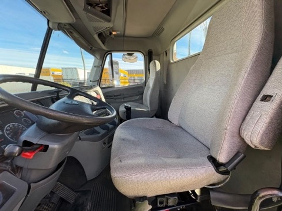 Day Cab Tractor-Heavy Duty Tractors-Freightliner-2007-Columbia CL12064ST-Fitchburg-MA-647,067\n\t\tmiles-$ 7,500 - Image 5