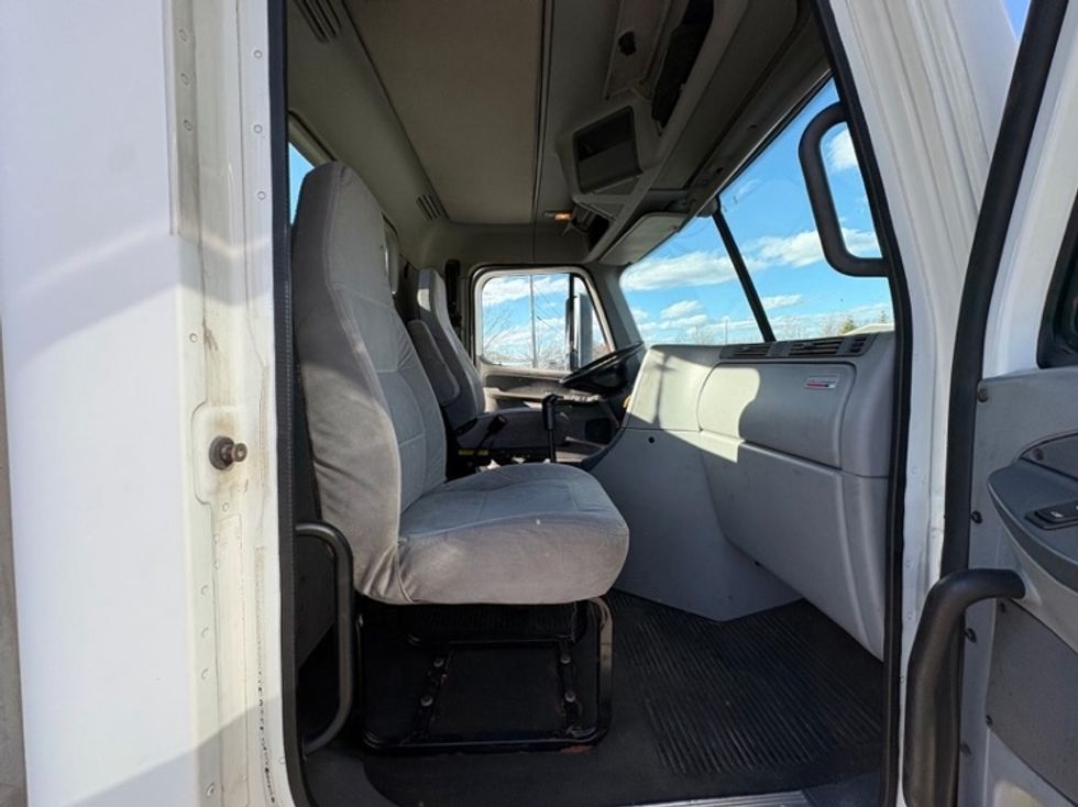 Day Cab Tractor-Heavy Duty Tractors-Freightliner-2007-Columbia CL12064ST-Fitchburg-MA-647,067\n\t\tmiles-$ 7,500 - Image 6