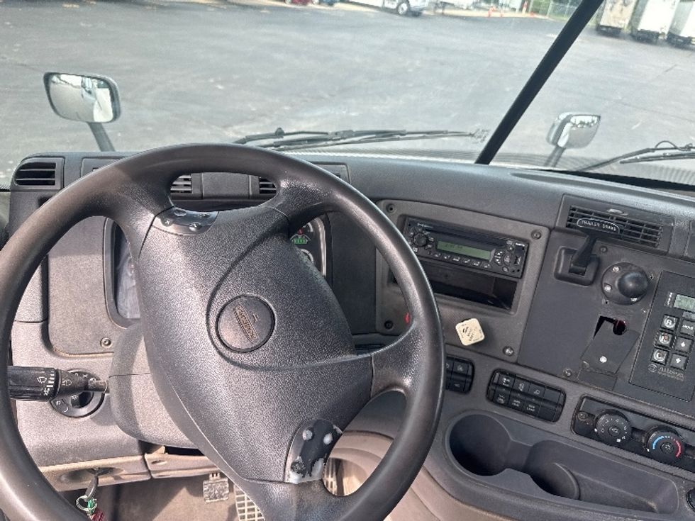 Day Cab Tractor-Heavy Duty Tractors-Freightliner-2011-Cascadia 11364ST-Indianapolis-IN-491,412\n\t\tmiles-$ 9,750 - Image 11