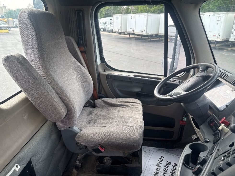 Day Cab Tractor-Heavy Duty Tractors-Freightliner-2011-Cascadia 11364ST-Indianapolis-IN-491,412\n\t\tmiles-$ 9,750 - Image 14