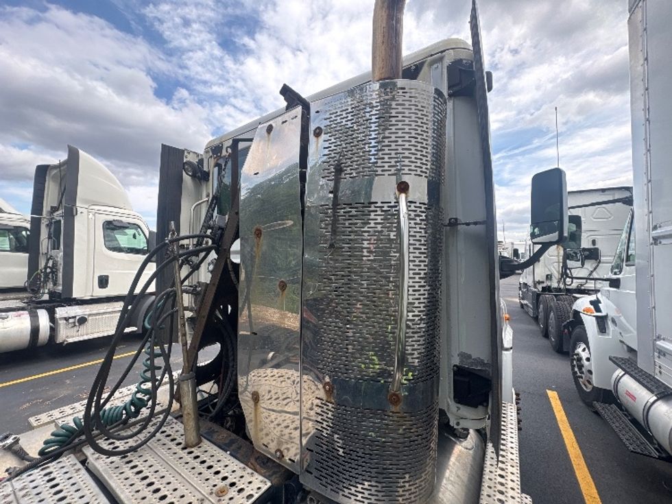 Day Cab Tractor-Heavy Duty Tractors-Freightliner-2011-Cascadia 11364ST-Indianapolis-IN-491,412\n\t\tmiles-$ 9,750 - Image 18