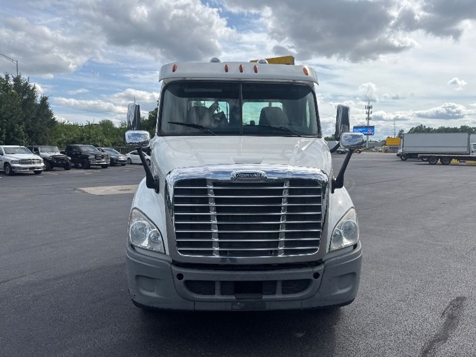 Day Cab Tractor-Heavy Duty Tractors-Freightliner-2011-Cascadia 11364ST-Indianapolis-IN-491,412\n\t\tmiles-$ 9,750 - Image 2