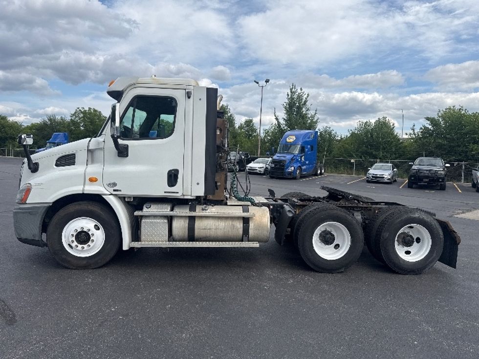 Day Cab Tractor-Heavy Duty Tractors-Freightliner-2011-Cascadia 11364ST-Indianapolis-IN-491,412\n\t\tmiles-$ 9,750 - Image 4