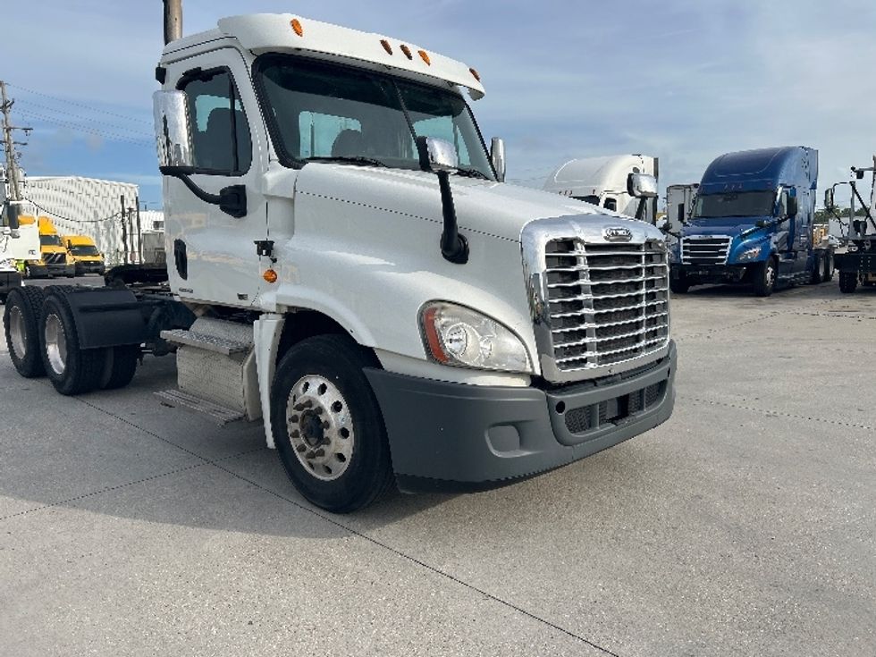Day Cab Tractor-Heavy Duty Tractors-Freightliner-2011-Cascadia 12564ST-Harahan-LA-824,071\n\t\tmiles-$ 11,000 - Image 1