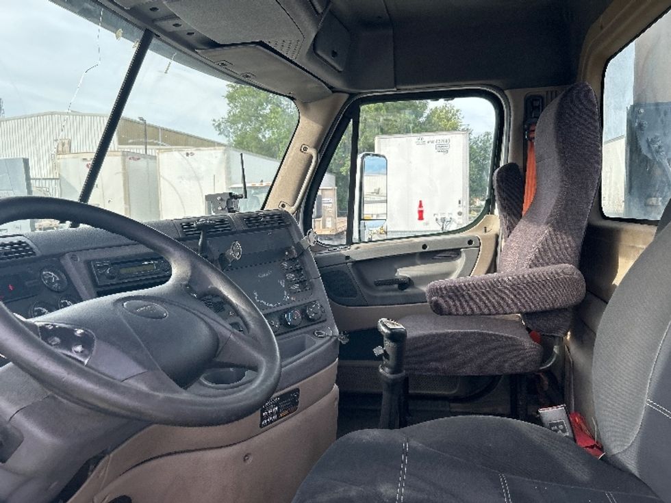 Day Cab Tractor-Heavy Duty Tractors-Freightliner-2011-Cascadia 12564ST-Harahan-LA-824,071\n\t\tmiles-$ 11,000 - Image 10