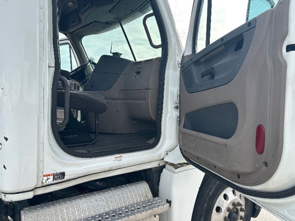 Day Cab Tractor-Heavy Duty Tractors-Freightliner-2011-Cascadia 12564ST-Harahan-LA-824,071\n\t\tmiles-$ 11,000 - Image 12