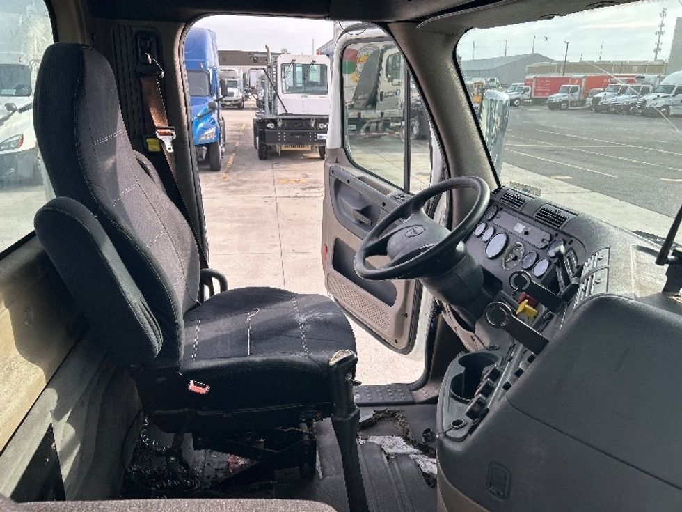 Day Cab Tractor-Heavy Duty Tractors-Freightliner-2011-Cascadia 12564ST-Harahan-LA-824,071\n\t\tmiles-$ 11,000 - Image 14