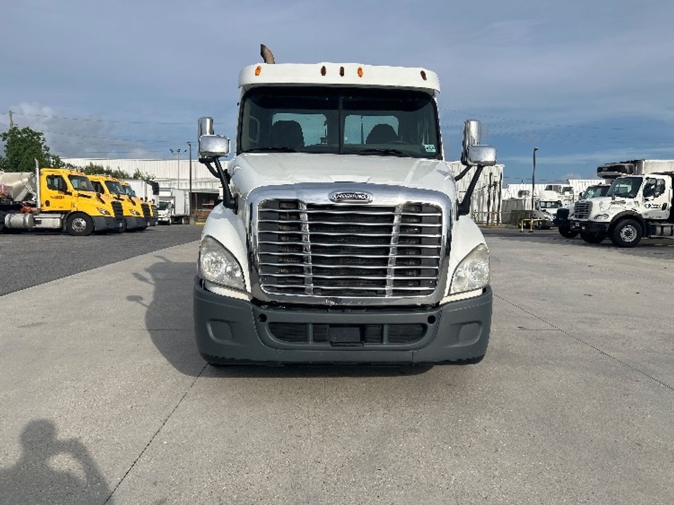 Day Cab Tractor-Heavy Duty Tractors-Freightliner-2011-Cascadia 12564ST-Harahan-LA-824,071\n\t\tmiles-$ 11,000 - Image 2
