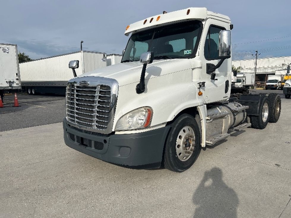 Day Cab Tractor-Heavy Duty Tractors-Freightliner-2011-Cascadia 12564ST-Harahan-LA-824,071\n\t\tmiles-$ 11,000 - Image 3