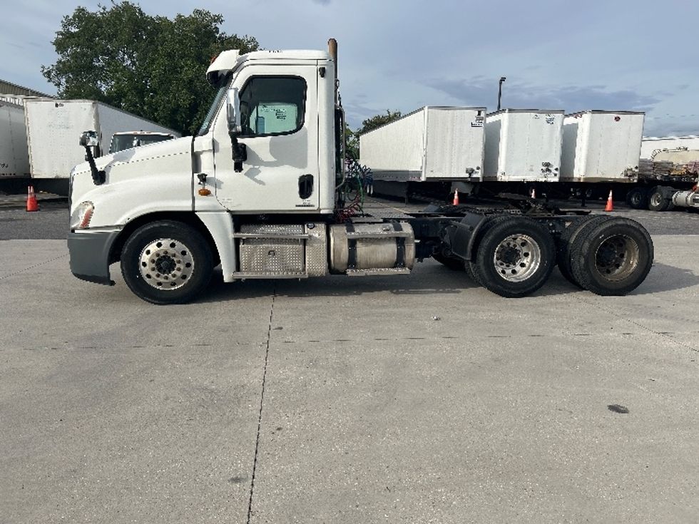 Day Cab Tractor-Heavy Duty Tractors-Freightliner-2011-Cascadia 12564ST-Harahan-LA-824,071\n\t\tmiles-$ 11,000 - Image 4