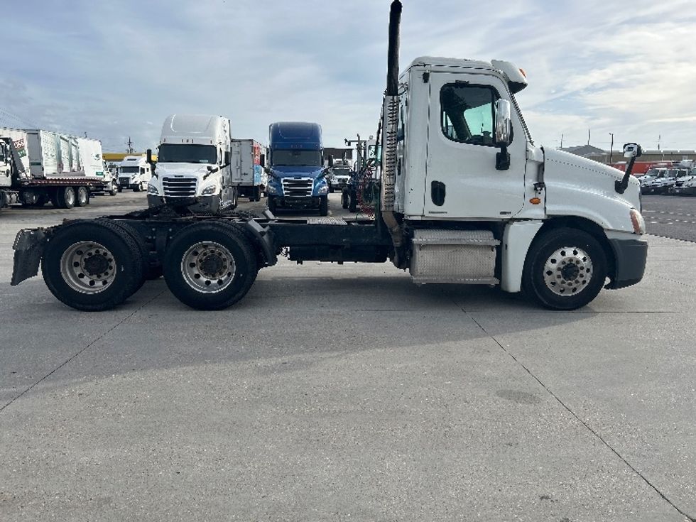 Day Cab Tractor-Heavy Duty Tractors-Freightliner-2011-Cascadia 12564ST-Harahan-LA-824,071\n\t\tmiles-$ 11,000 - Image 8