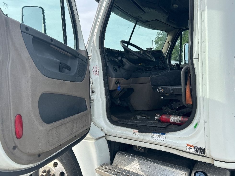 Day Cab Tractor-Heavy Duty Tractors-Freightliner-2011-Cascadia 12564ST-Harahan-LA-824,071\n\t\tmiles-$ 11,000 - Image 9