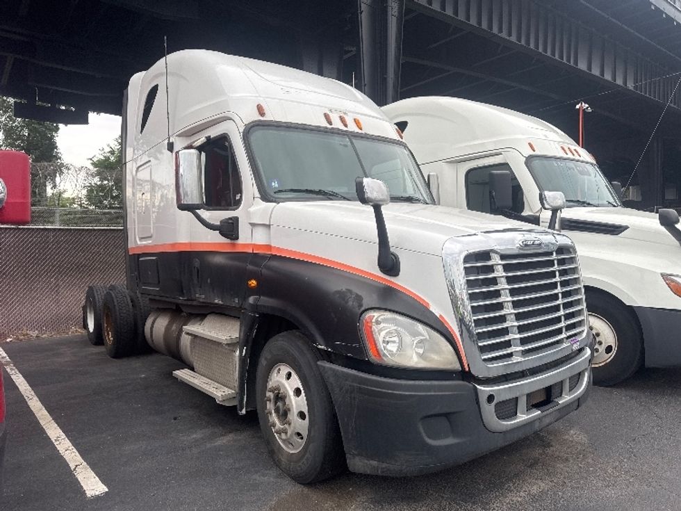 Day Cab Tractor-Heavy Duty Tractors-Freightliner-2011-Cascadia 12564ST-North Bergen-NJ-874,176\n\t\tmiles-$ 16,000 - Image 1
