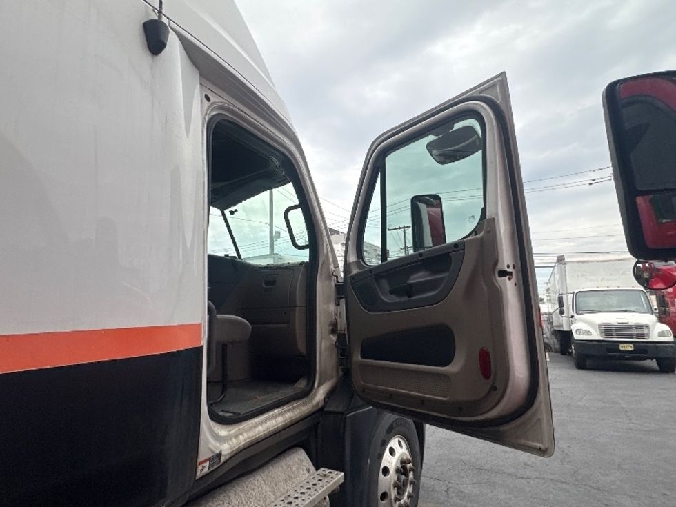 Day Cab Tractor-Heavy Duty Tractors-Freightliner-2011-Cascadia 12564ST-North Bergen-NJ-874,176\n\t\tmiles-$ 16,000 - Image 10
