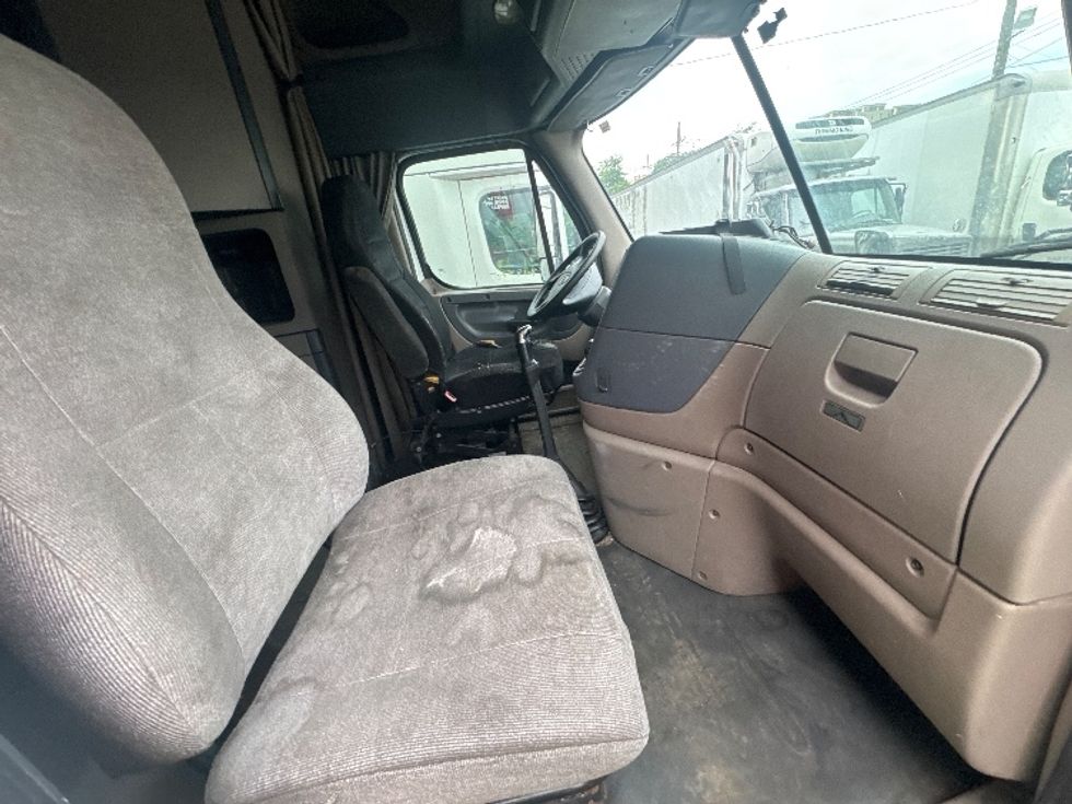 Day Cab Tractor-Heavy Duty Tractors-Freightliner-2011-Cascadia 12564ST-North Bergen-NJ-874,176\n\t\tmiles-$ 16,000 - Image 12