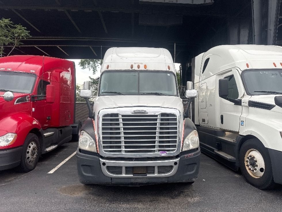 Day Cab Tractor-Heavy Duty Tractors-Freightliner-2011-Cascadia 12564ST-North Bergen-NJ-874,176\n\t\tmiles-$ 16,000 - Image 2