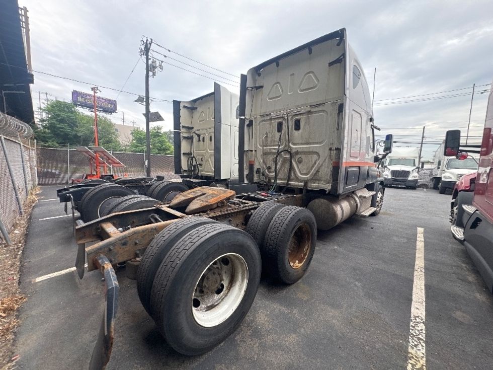 Day Cab Tractor-Heavy Duty Tractors-Freightliner-2011-Cascadia 12564ST-North Bergen-NJ-874,176\n\t\tmiles-$ 16,000 - Image 6