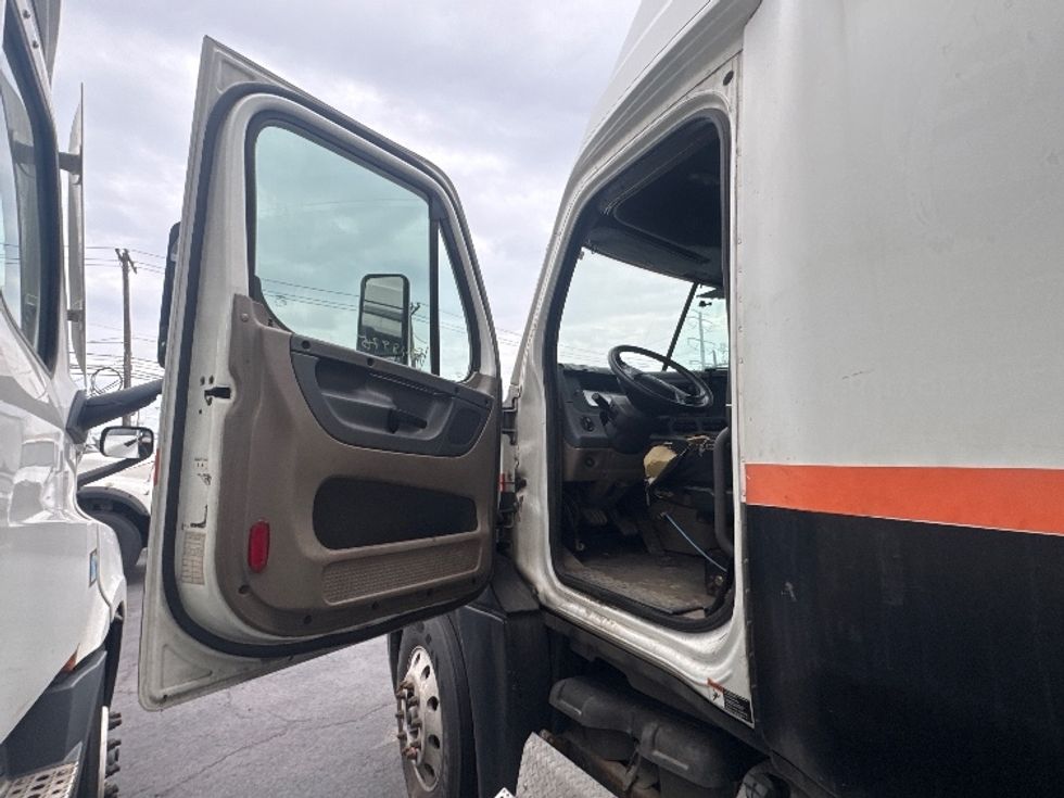 Day Cab Tractor-Heavy Duty Tractors-Freightliner-2011-Cascadia 12564ST-North Bergen-NJ-874,176\n\t\tmiles-$ 16,000 - Image 7