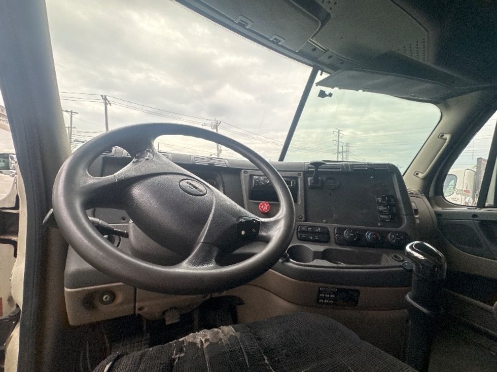 Day Cab Tractor-Heavy Duty Tractors-Freightliner-2011-Cascadia 12564ST-North Bergen-NJ-874,176\n\t\tmiles-$ 16,000 - Image 9