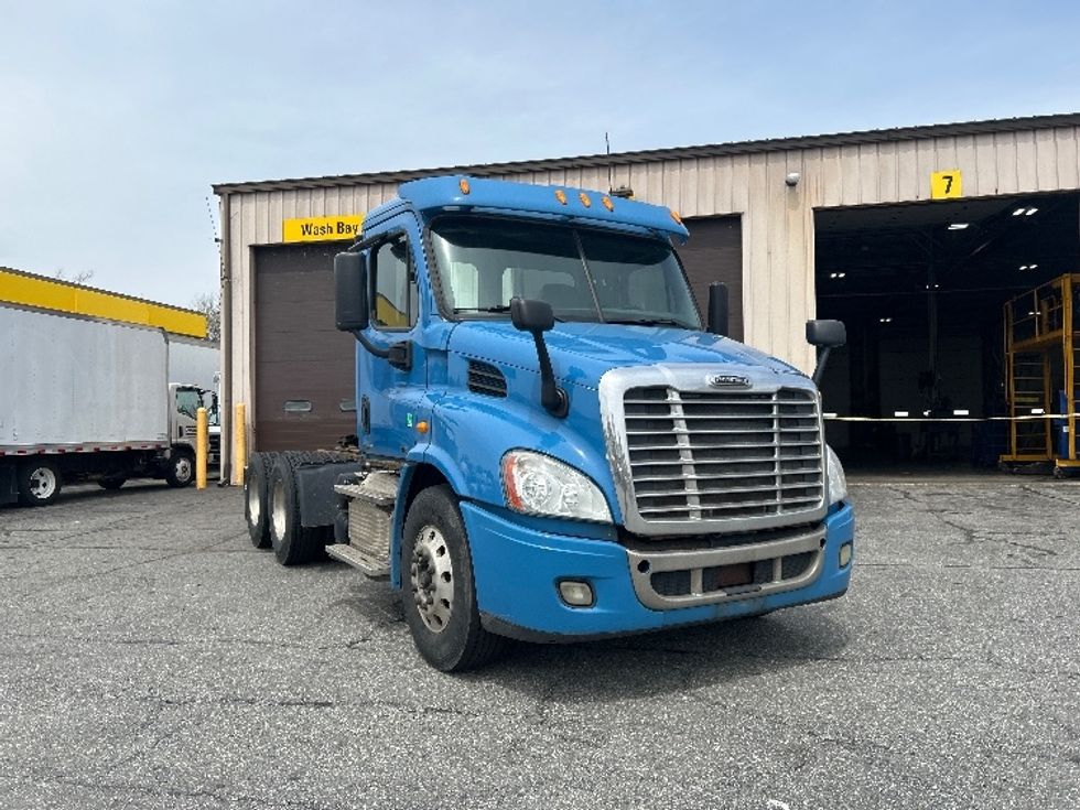 Day Cab Tractor-Heavy Duty Tractors-Freightliner-2012-Cascadia 11364ST-Chicopee-MA-467,525\n\t\tmiles-$ 14,000 - Image 1