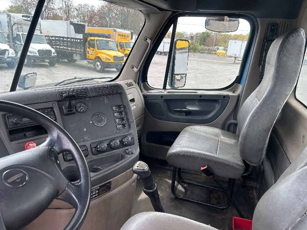 Day Cab Tractor-Heavy Duty Tractors-Freightliner-2012-Cascadia 11364ST-Chicopee-MA-467,525\n\t\tmiles-$ 14,000 - Image 10