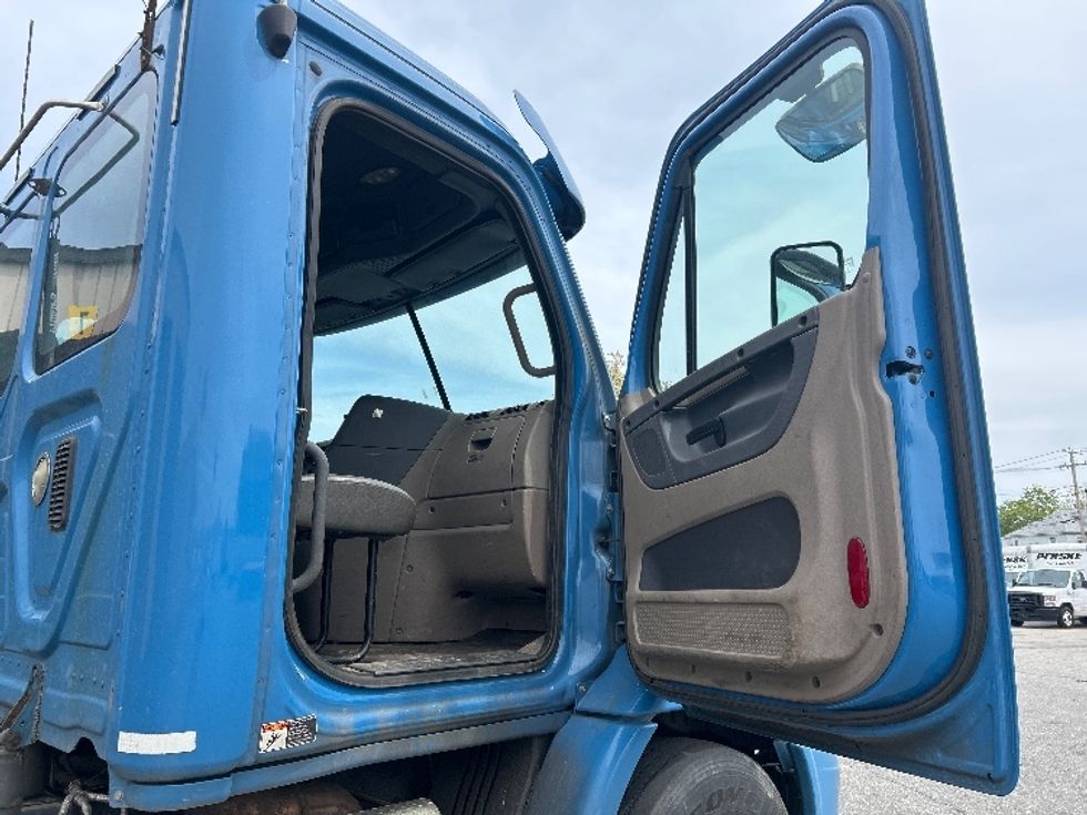Day Cab Tractor-Heavy Duty Tractors-Freightliner-2012-Cascadia 11364ST-Chicopee-MA-467,525\n\t\tmiles-$ 14,000 - Image 12