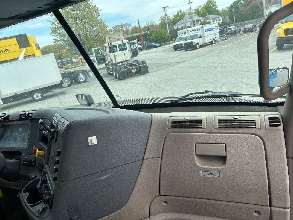 Day Cab Tractor-Heavy Duty Tractors-Freightliner-2012-Cascadia 11364ST-Chicopee-MA-467,525\n\t\tmiles-$ 14,000 - Image 13