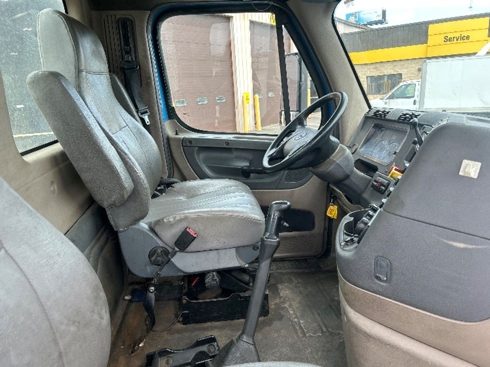 Day Cab Tractor-Heavy Duty Tractors-Freightliner-2012-Cascadia 11364ST-Chicopee-MA-467,525\n\t\tmiles-$ 14,000 - Image 14