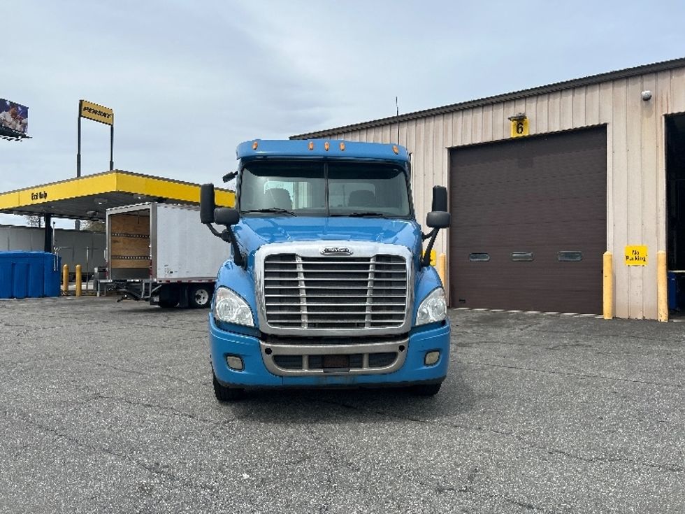 Day Cab Tractor-Heavy Duty Tractors-Freightliner-2012-Cascadia 11364ST-Chicopee-MA-467,525\n\t\tmiles-$ 14,000 - Image 2