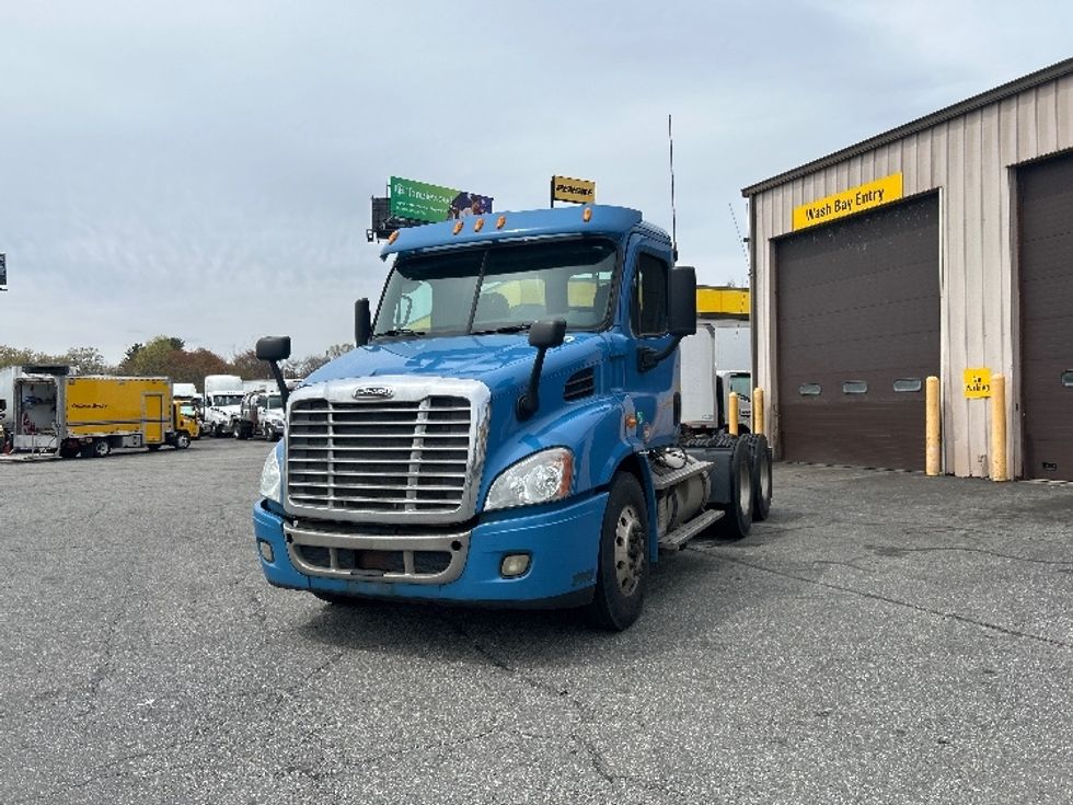 Day Cab Tractor-Heavy Duty Tractors-Freightliner-2012-Cascadia 11364ST-Chicopee-MA-467,525\n\t\tmiles-$ 14,000 - Image 3