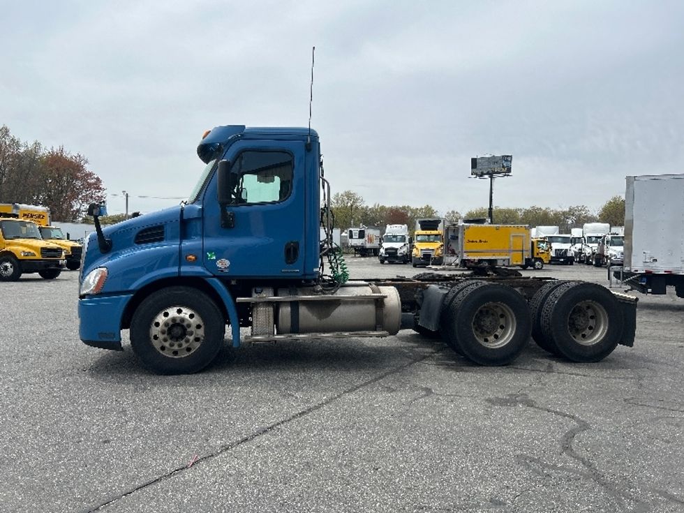 Day Cab Tractor-Heavy Duty Tractors-Freightliner-2012-Cascadia 11364ST-Chicopee-MA-467,525\n\t\tmiles-$ 14,000 - Image 4
