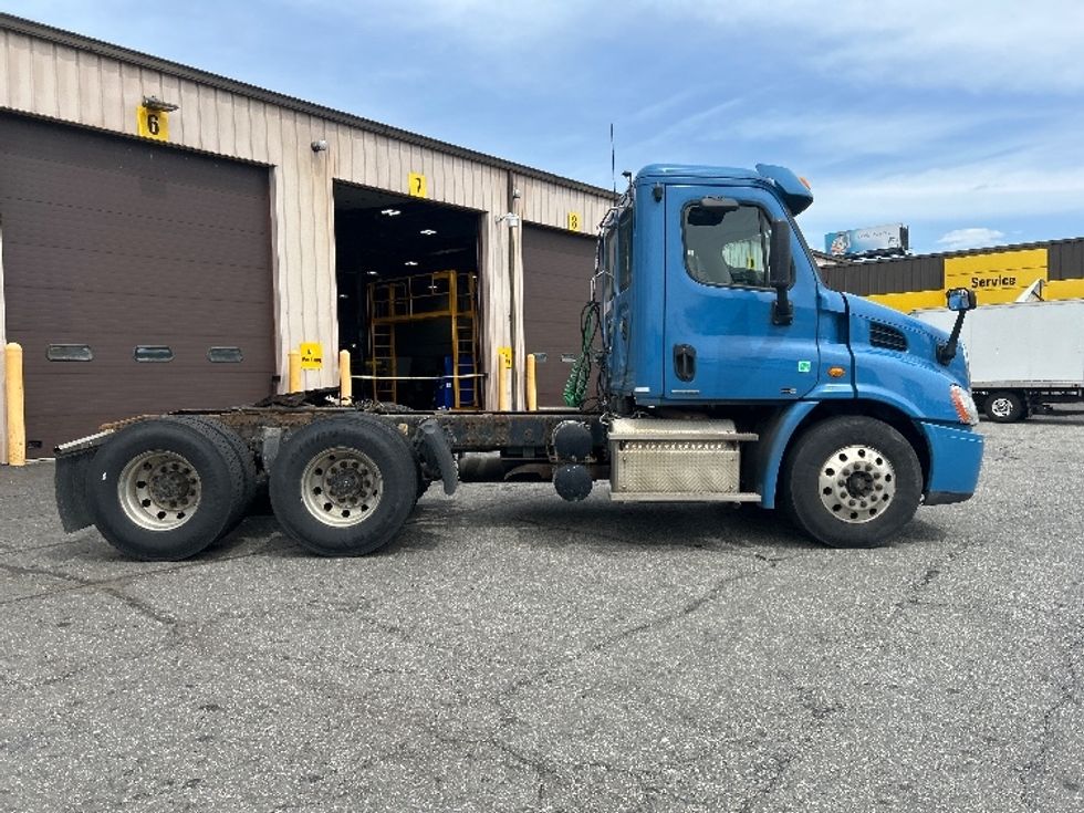 Day Cab Tractor-Heavy Duty Tractors-Freightliner-2012-Cascadia 11364ST-Chicopee-MA-467,525\n\t\tmiles-$ 14,000 - Image 8