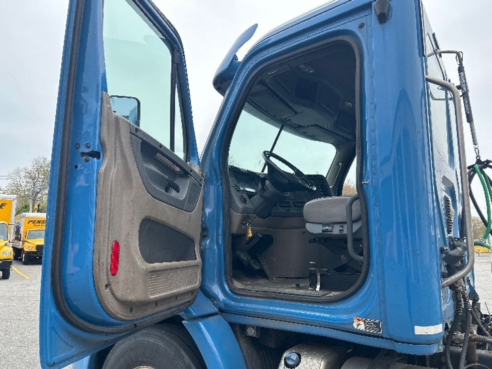 Day Cab Tractor-Heavy Duty Tractors-Freightliner-2012-Cascadia 11364ST-Chicopee-MA-467,525\n\t\tmiles-$ 14,000 - Image 9