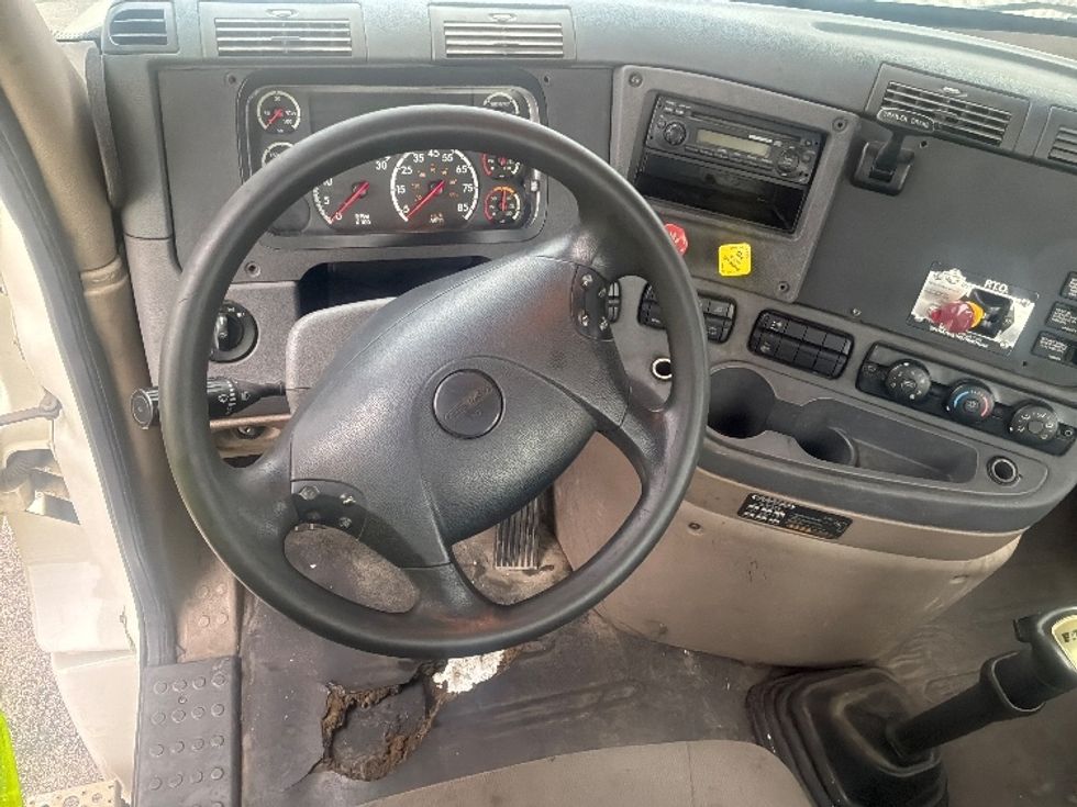 Day Cab Tractor-Heavy Duty Tractors-Freightliner-2012-Cascadia 12564ST-Austin-TX-323,178\n\t\tmiles-$ 16,500 - Image 11