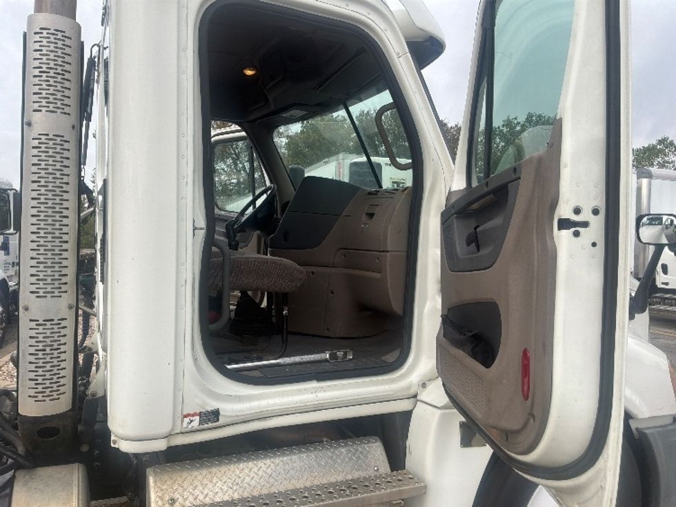 Day Cab Tractor-Heavy Duty Tractors-Freightliner-2012-Cascadia 12564ST-Austin-TX-323,178\n\t\tmiles-$ 16,500 - Image 12