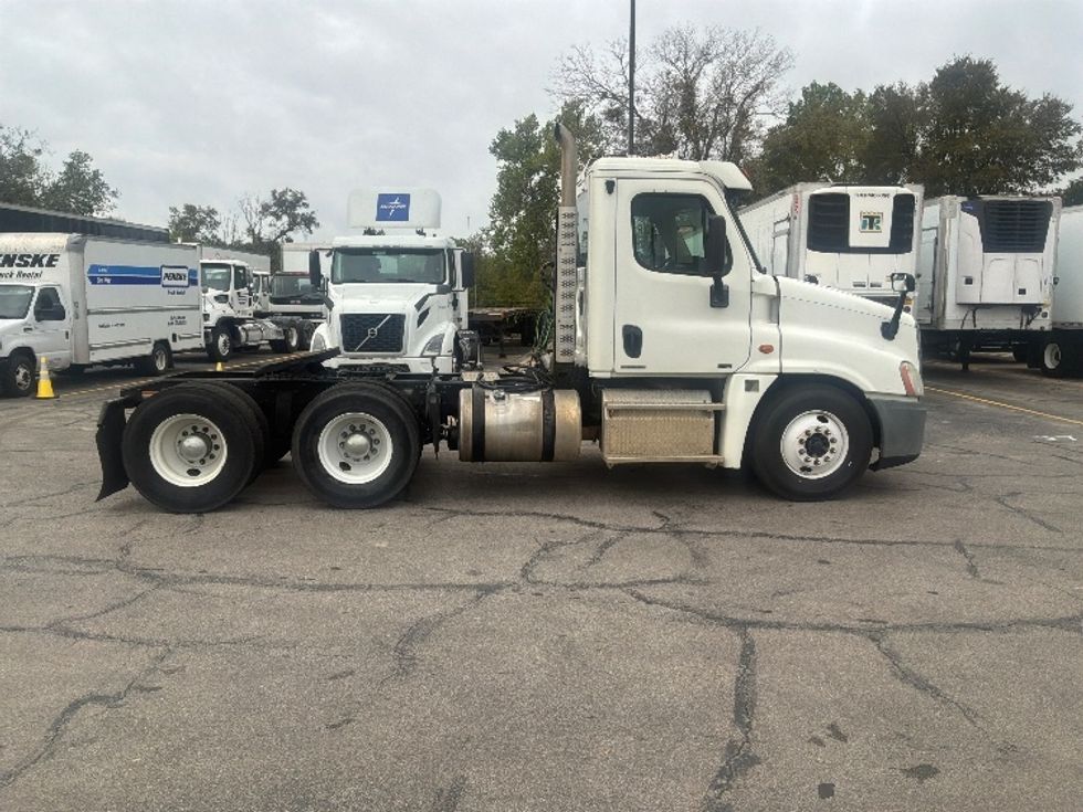 Day Cab Tractor-Heavy Duty Tractors-Freightliner-2012-Cascadia 12564ST-Austin-TX-323,178\n\t\tmiles-$ 16,500 - Image 8