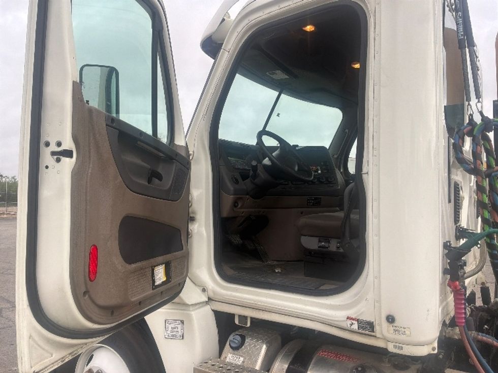 Day Cab Tractor-Heavy Duty Tractors-Freightliner-2012-Cascadia 12564ST-Austin-TX-323,178\n\t\tmiles-$ 16,500 - Image 9