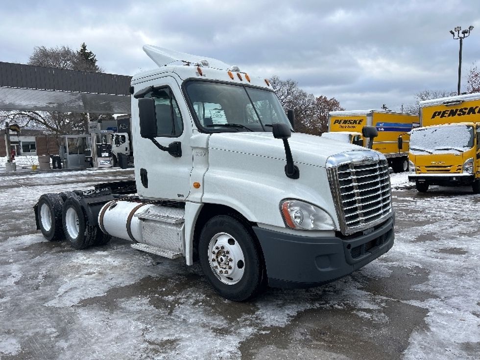Day Cab Tractor-Heavy Duty Tractors-Freightliner-2012-Cascadia 12564ST-Brooklyn Park-MN-457,730\n\t\tmiles-$ 12,000 - Image 1