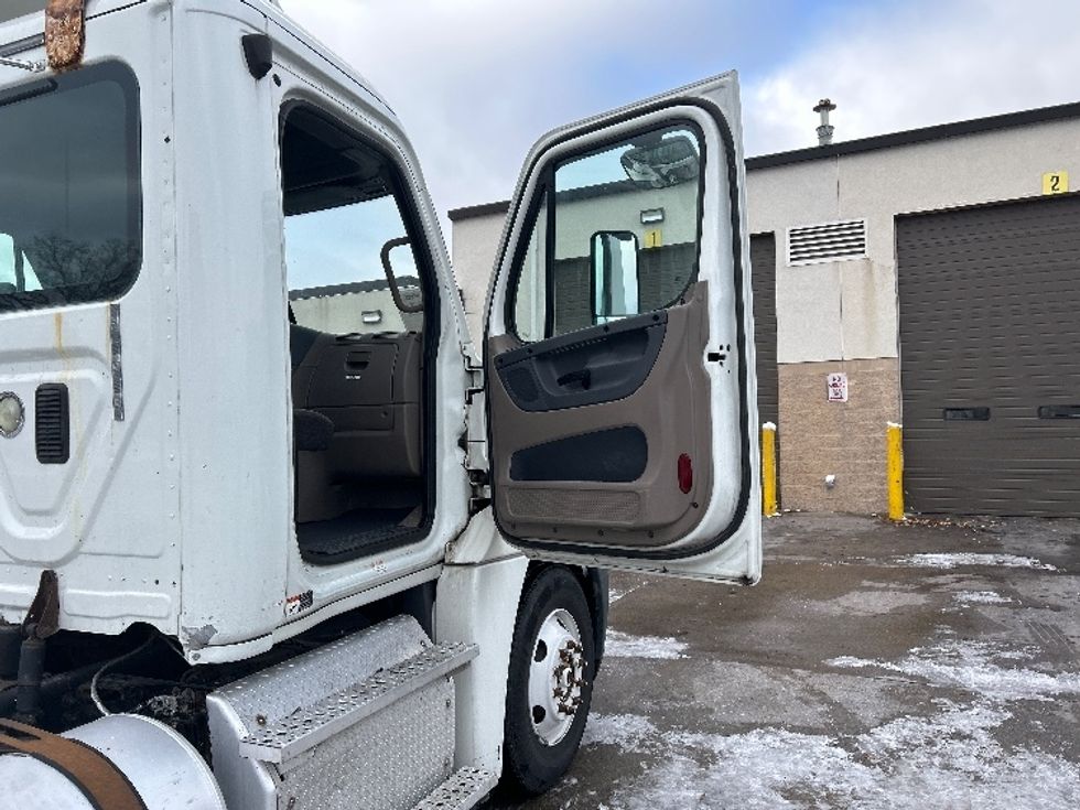 Day Cab Tractor-Heavy Duty Tractors-Freightliner-2012-Cascadia 12564ST-Brooklyn Park-MN-457,730\n\t\tmiles-$ 12,000 - Image 11