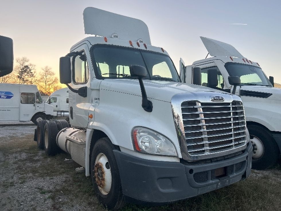 Day Cab Tractor-Heavy Duty Tractors-Freightliner-2012-Cascadia 12564ST-Garden City-GA-389,668\n\t\tmiles-$ 12,000 - Image 1