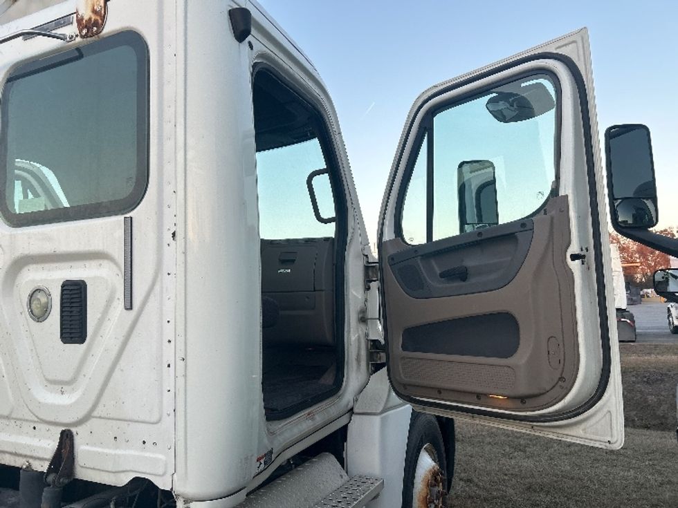 Day Cab Tractor-Heavy Duty Tractors-Freightliner-2012-Cascadia 12564ST-Garden City-GA-389,668\n\t\tmiles-$ 12,000 - Image 10