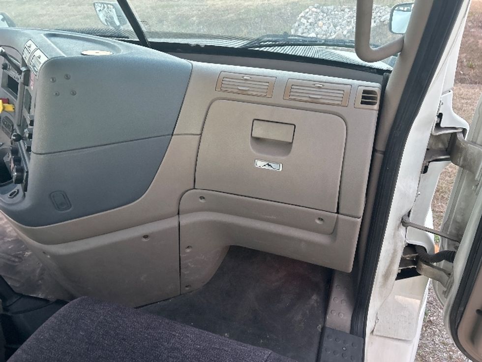 Day Cab Tractor-Heavy Duty Tractors-Freightliner-2012-Cascadia 12564ST-Garden City-GA-389,668\n\t\tmiles-$ 12,000 - Image 11