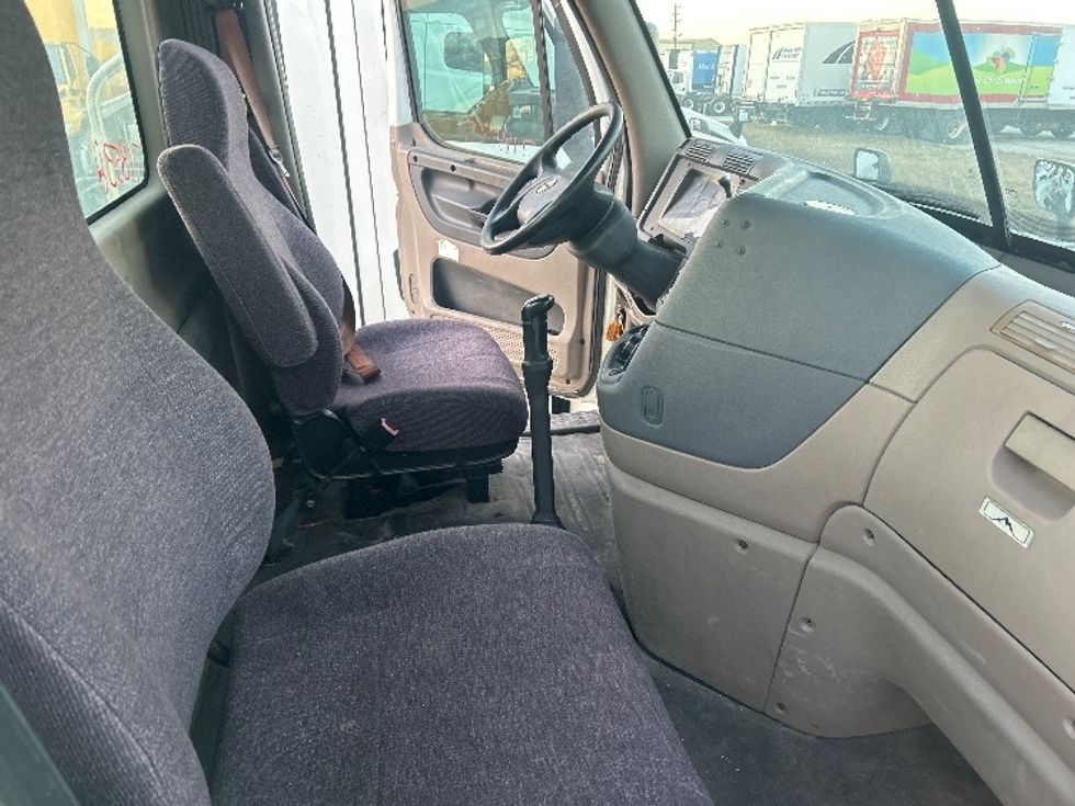 Day Cab Tractor-Heavy Duty Tractors-Freightliner-2012-Cascadia 12564ST-Garden City-GA-389,668\n\t\tmiles-$ 12,000 - Image 12